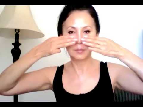 Видео: Самомассаж лица по методу Асахи. Моделирует лицо и убирает минимум 10 лет. Мне на видео 60 лет.