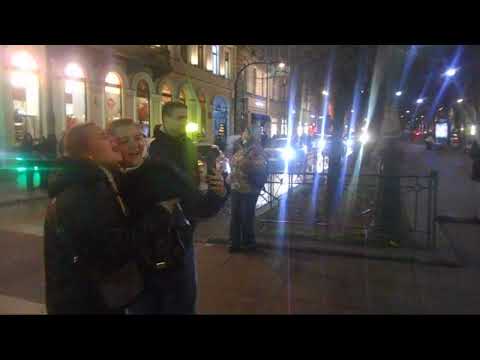 Видео: Уличные музыканты Питер Даниил Капустин на Большой Конюшенной 2 ноября ч2 - Обернитесь