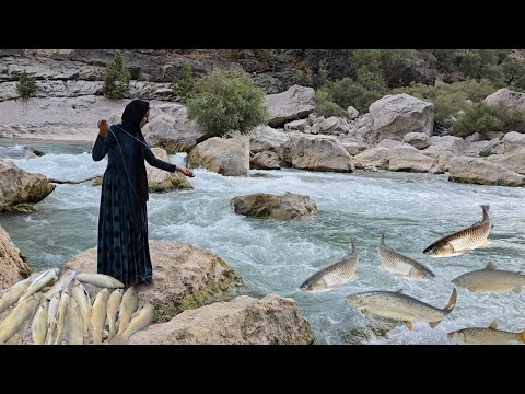 Видео: Кочевая жизнь в Иране: традиционная рыбалка девушки-кочевницы в горной реке🌊🎣