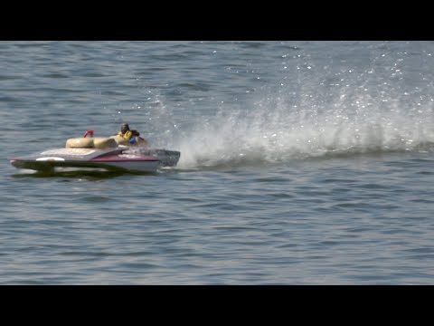 Видео: 18-я гонка в субботу, гонки на катерах RC Firestone, апрель 2025 г.