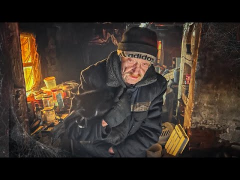 Видео: В ГОРЕЛОЙ ИЗБЕ НАШЛИ СТАРИКА И КОШКУ. Спасите её а мне ничего не надо.