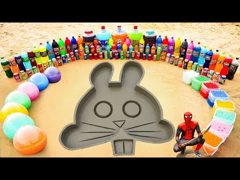 Видео: Как сделать кроличью яму с цементом, гигантскими бутылками Coca Cola и Fanta, Chupa Chups, 7up, M...