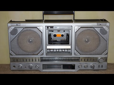 Видео: Спонтанный обзор ушатанной магнитолы Akai AJ-530FL. Замучен тяжелой неволей - с него писали песню