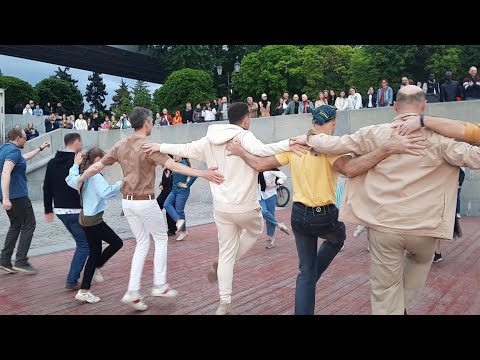 Видео: 173) Московская кадриль // Бальные танцы в парке Горького Москва // 20.05.2023