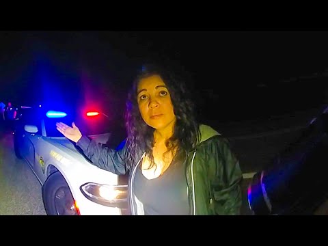 Видео: Жених полицейского демонстрирует поддельный полицейский значок во время ареста за вождение в нетр...