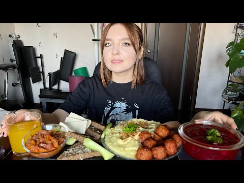 Видео: Мукбанг | Борщ, пюре с фрикадельками | Mukbang | Borsch, potato with vegan meatballs 🍲