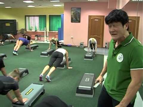 Видео: СУШИМ БЕДРА И ПРЕСС используя степ-платформу