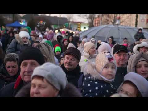 Видео: В Слониме на площади зажигали Деды Морозы и Снегурочки