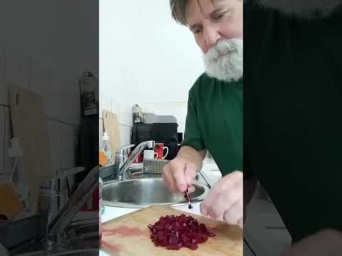 Видео: Буряк головний маляр у борщі.