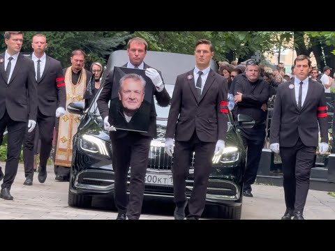 Видео: ОТКРЫТЫЙ ГРОБ , УЛЫБКА ЖЕНЫ И СЛЁЗЫ ДОЧЕРИ | НА ВАГАНЬКОВСКОМ ПОХОРОНИЛИ РЕЖИССЁРА ЮРИЯ МОРОЗА