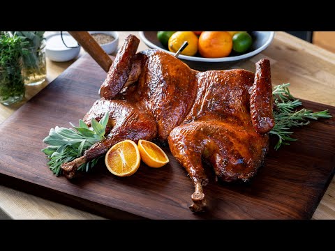 Видео: Копчёная индейка Spatchcocked от Мэтта Питтмана | Traeger Grills