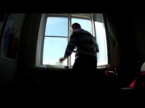 Видео: Как установить москитную сетку с крепежами на пластиковое окно за 3 минуты.