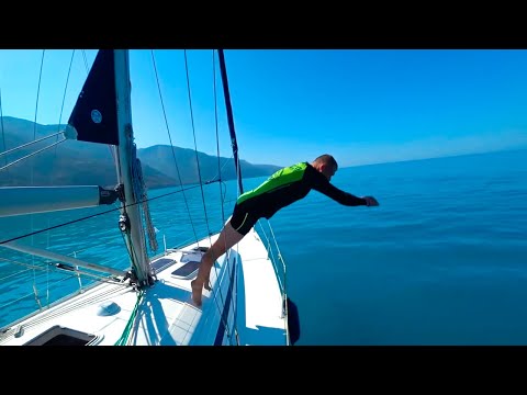 Видео: Яхта в руках дилетантов! Как не раздолбать яхту и не пойти на дно? Опасные маневры.