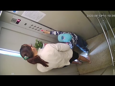 Видео: Я думаю лифт это не то место где можно позволять баловаться детям.