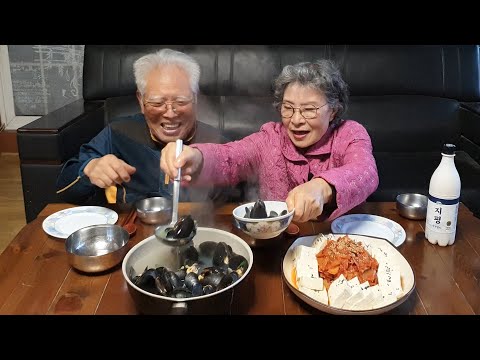 Видео: Дорогая! Давай выпьем (рецепт горячего супа с тофу, кимчи и мидиями)