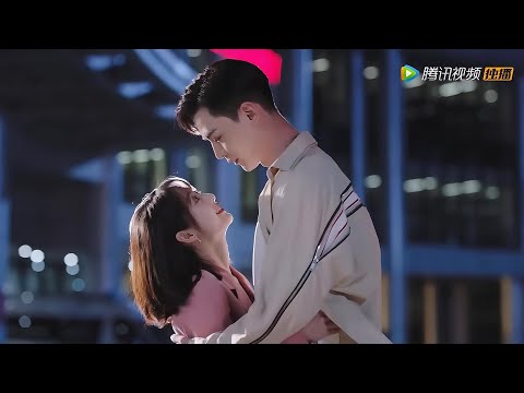 Видео: Золушка и босс вместе встретили Новый год и нежно целовались под ослепительным фейерверком.