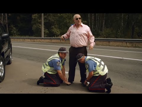 Видео: Четкий браток жестко РАЗВЕЛ тупых ГАИшников прямо на дороге — На троих ЛУЧШЕЕ