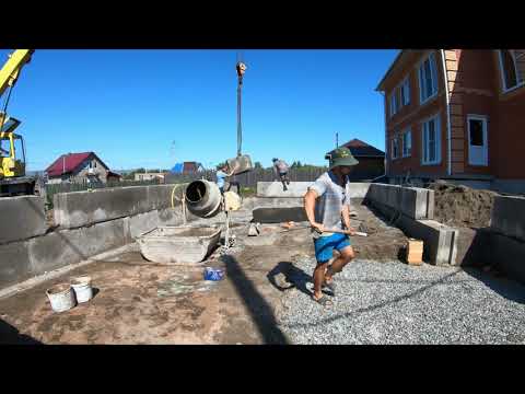 Видео: Фундамент из бетонных блоков на подушке.