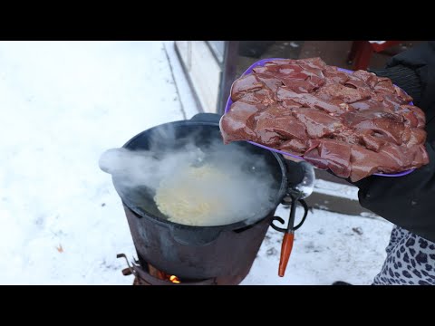 Видео: Жареная свиная печень в казане на костре