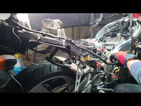 Видео: Мотодневник Honda CBR400RR NC23 установка проводки
