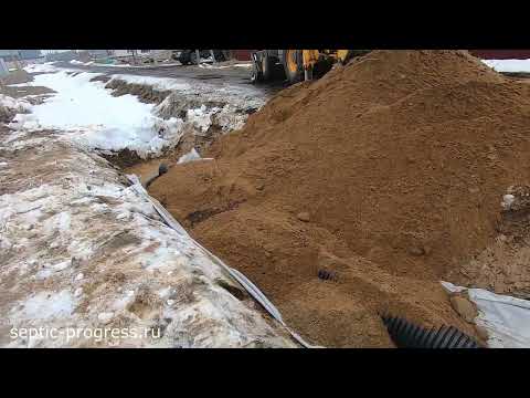 Видео: Строим въезд на участок, укладываем трубу в канаву