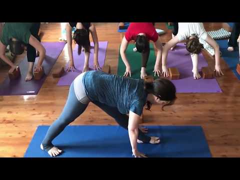 Видео: Паршвоттанасана (Начальный 1-2)