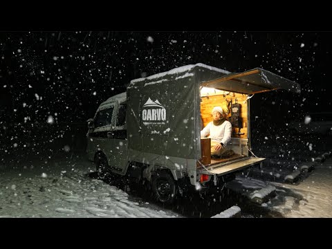 Видео: Спать на заднем сиденье маленького грузовика под ледяным снегом.