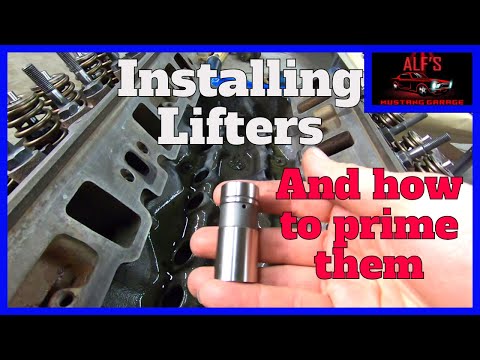 Видео: Как установить гидрокомпенсаторы и заправить масляную систему — Ремонт Ford 289 — Часть 15