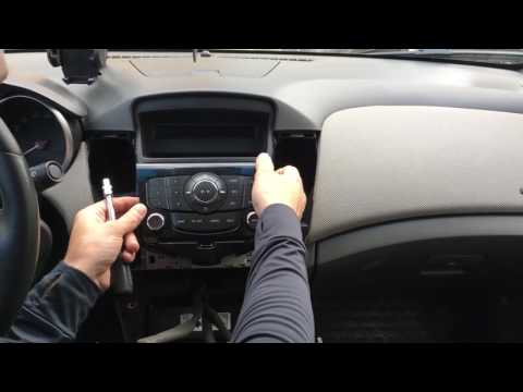 Видео: Вынимаем магнитолу из CHEVROLET CRUZE