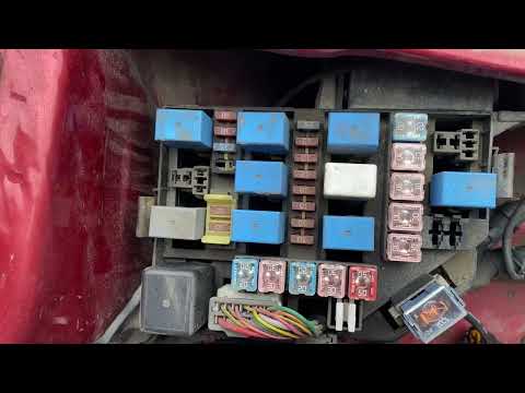 Видео: Hyundai Accent РЕЛЕ ПОД КАПОТОМ