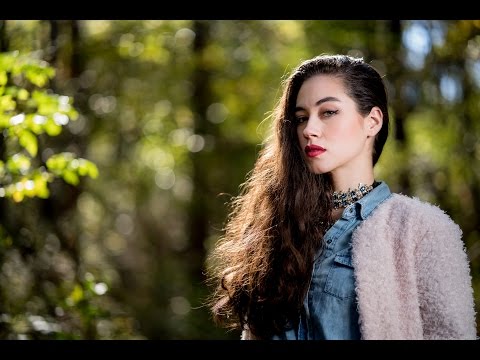 Видео: Портретное освещение со вспышкой на открытом воздухе для УДИВИТЕЛЬНЫХ результатов, Zeiss Batis, S...