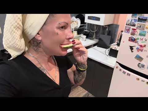 Видео: Мой день.ЖАДНО вкусила АРБУЗ.Кормлю кошек и собак.Ищу работу!