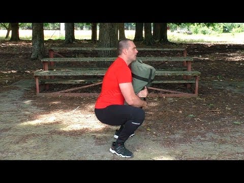 Видео: Приседания с сэндбэгом спереди: техника и юнансы