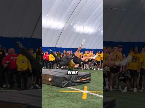 Видео: Мамы против сыновей решают проблему😭(@uwofootball)