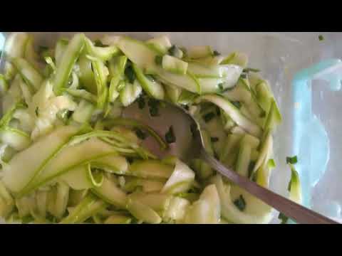 Видео: Прясна лятна салата от тиквички с чесън,оцет,сол ,олио или зехтин!Може да се прецеди ,ако искате!