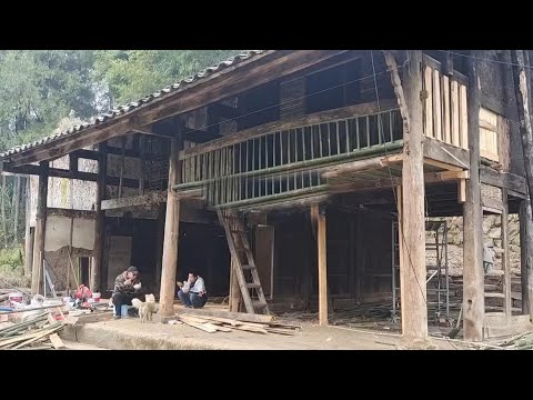 Видео: Из-за бедной семьи мужчина отправился в лес ремонтировать старый дом выживания