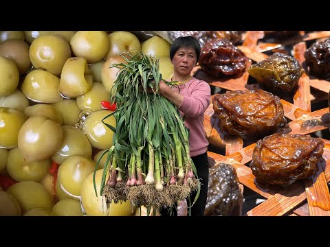 Видео: Капуста большая и нежная, и бабушка собирает ее, чтобы приготовить сливовое кимчи.