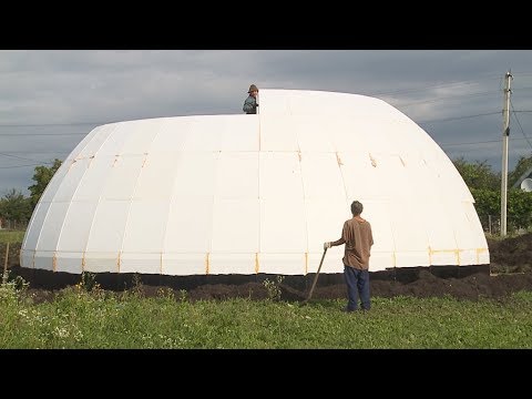 Видео: На Прикарпатті будують незвичний дім-купол