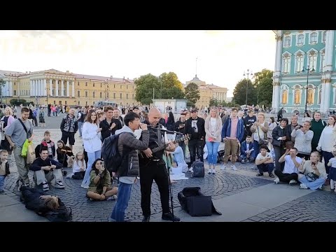 Видео: Китаец подпевает на Дворцовой площади Санкт-Петербурга piter.su street musician @piter-su