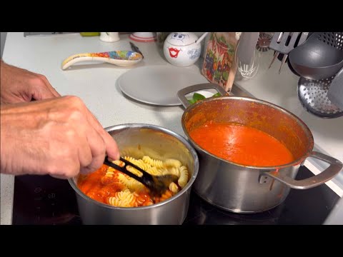 Видео: Основен сос от пресни домати в италианската домашна кухня.Защо мъжете готвят по-вкусно от жените?