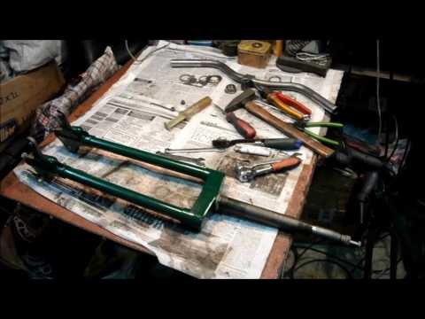 Видео: В902  Сборка передней вилки, установка вилки на раму