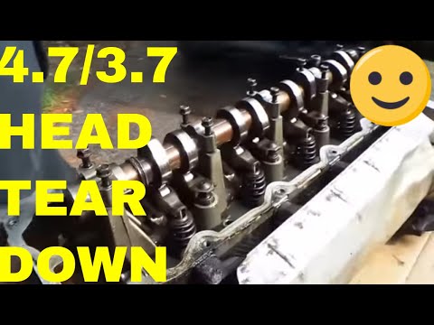 Видео: Как снять головку блока цилиндров двигателя Jeep объемом 4,7 л