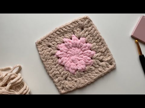 Видео: Бабушкин квадрат из плюшевой пряжи. Цветочный квадрат крючком
