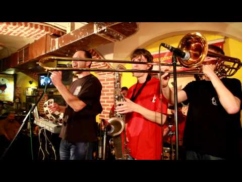 Видео: Мамульки Бэнд - Тофик