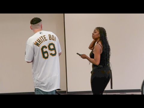 Видео: Белый парень с волнами, поднимающий девушек