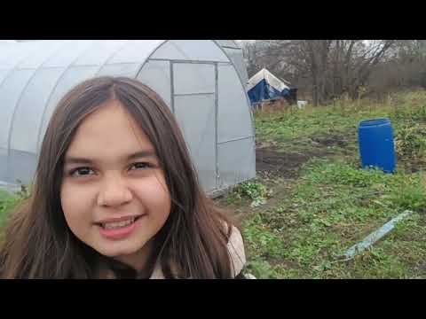 Видео: В эти выходные прохладно,  покрываем крышу металочерепицей, дела идут медленно но к цели уже близки.