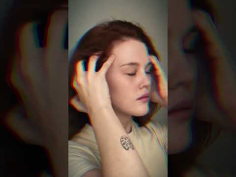 Видео: Вот почему не стоит слушать музыку в одном наушнике #жуткиефакты