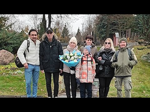 Видео: могила Юрия Шатунова в реальном времени / прямой эфир на Троекуровском кладбище Москвы