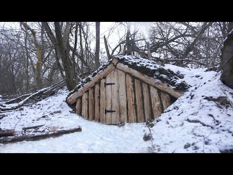 Видео: Строительство полного зимнего подземного убежища для выживания в лесу