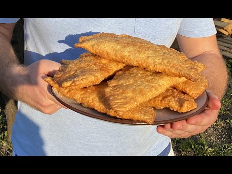 Видео: ЧЕБУРЕКИ на костре CHEBUREKS! Сочные хрустящие супер рецепт #чебуреки